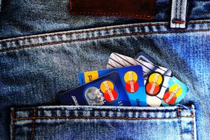 ジーンズのポケットに入ったクレジットカード