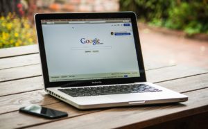 グーグルの検索ページが表示されたノートパソコン