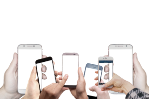 複数のお友達がスマートフォンを操作している